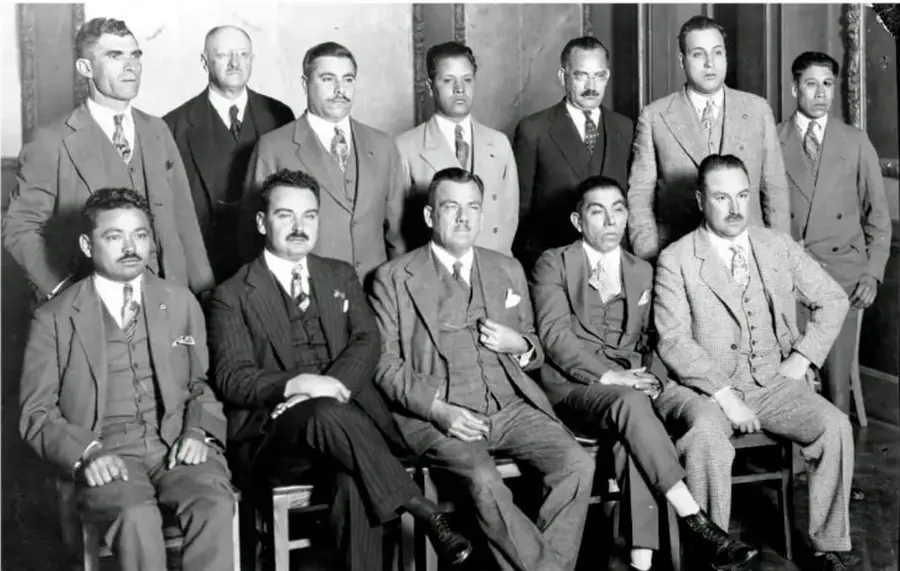 Fotografía grupal en blanco y negro de hombres vestidos de traje, probablemente políticos o militares del periodo posrevolucionario.