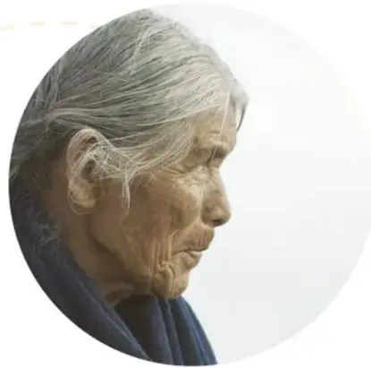 Retrato en tono sepia de una mujer adulta mayor de perfil, con el cabello recogido y arrugas que cuentan su historia.