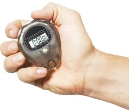 Mano sosteniendo un cronómetro digital plateado con la pantalla marcando 00:00.00, instrumento para medir el tiempo con precisión.