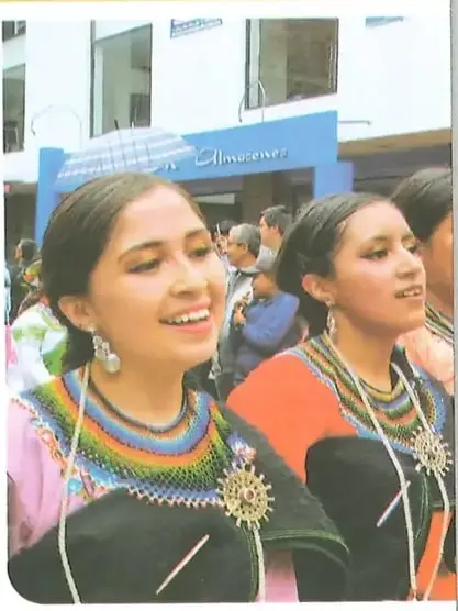 Fotografía de jóvenes en un espacio público, con vestimenta y accesorios culturales diversos.