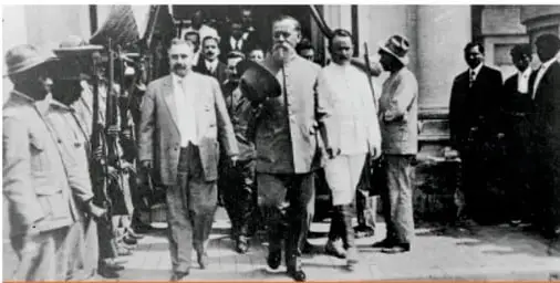 Fotografía en blanco y negro de Carranza, Obregón y José Maytorena saliendo del Ayuntamiento de Hermosillo.
