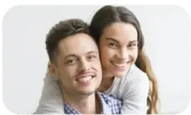 Fotografía de una pareja joven sonriendo; corresponde al parentesco legal y social