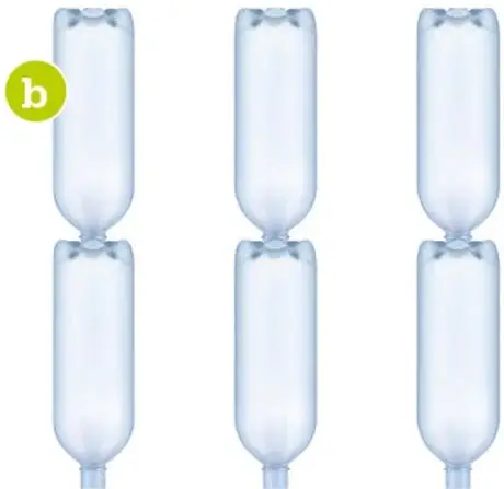 Tres botellas de plástico unidas en fila, formando una cadena de tres eslabones.