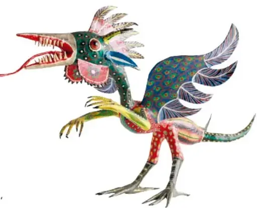 Alebrije con cuerpo de ave, pico abierto con dientes, alas de colores y patas largas.