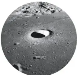 Fotografía del cráter lunar Hipatia, con un cráter pequeño en el centro.
