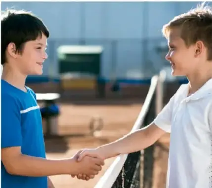 Dos adolescentes dándose la mano, ilustrando el uso social de la lengua en la interacción.