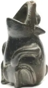Pequeña figurita de cerámica oscura con forma de tlacuache, de apariencia artesanal o prehispánica.