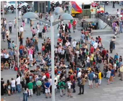 Multitud de jóvenes con pancarta que dice 'Mujer joven. Mujer con derechos'.