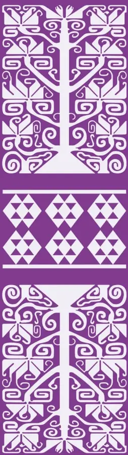 Franja vertical morada con tres paneles decorativos: arriba y abajo, patrones simétricos de grecas escalonadas y espirales en blanco; al centro, una banda con rombos y triángulos geométricos blancos.