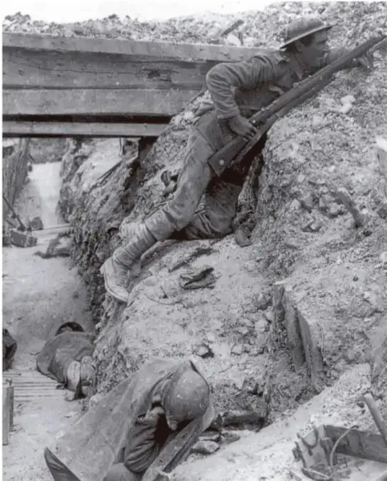 Fotografía en blanco y negro de soldados en una trinchera durante la Primera Guerra Mundial.