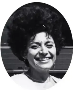 Fotografía de Alejandra Jáidar Matalobos, mujer sonriente con cabello rizado.