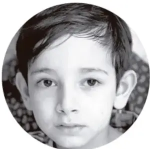 Fotografía circular en blanco y negro de un niño de primaria que mira a la cámara.