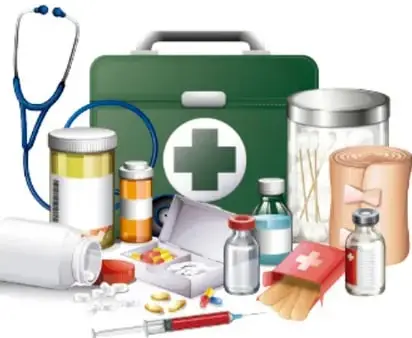 Botiquín de primeros auxilios con medicamentos, jeringa y estetoscopio.