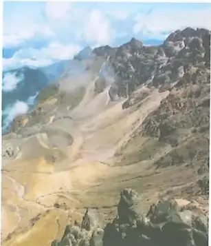 Caldera del Guagua Pichincha, volcán activo a 10 km de Quito
