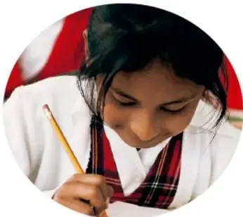 Niña con uniforme escolar escribiendo en una hoja con lápiz.