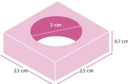 Ilustración de una arandela en perspectiva: prisma de base cuadrada de 2.5 cm de lado y 0.7 cm de altura, con un agujero cilíndrico de 2 cm de diámetro.