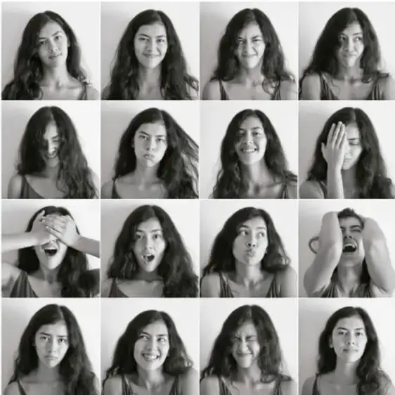 Mosaico de 16 fotografías en blanco y negro de la misma joven expresando diferentes emociones faciales: alegría, tristeza, sorpresa, miedo, enojo, burla, etc.