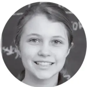 Fotografía de una niña sonriente, estudiante de primaria.