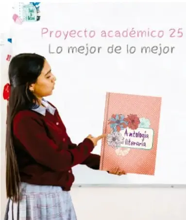 Estudiante de telesecundaria, de cabello largo, presentando en el pizarrón un 'Proyecto académico 25: Lo mejor de lo mejor' y sosteniendo una carpeta titulada 'Antología literaria' decorada con flores.