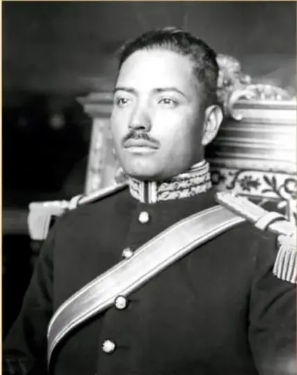 Retrato en blanco y negro del general Joaquín Amaro Domínguez, con uniforme militar de gala.