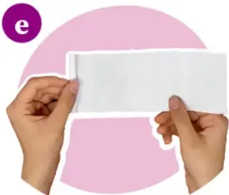 Una tira de papel extendida sostenida entre dos manos.