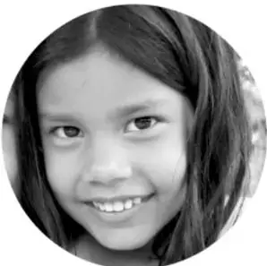 Retrato en fotografía de una niña sonriente, de cabello largo oscuro.