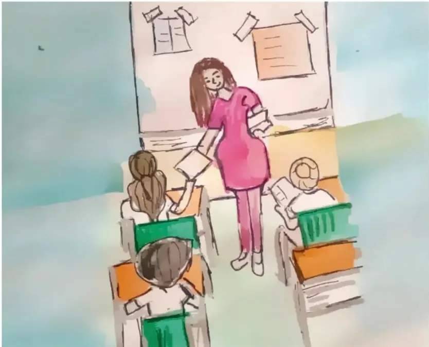 Ilustración de una maestra de pie frente a un pizarrón con carteles, mientras tres estudiantes sentados en sus bancas observan y trabajan en clase.