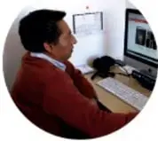 Vendedores con productos alimenticios, referida a 'Empleo y economía familiar'.