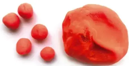 Fotografía marcada con la letra a que muestra varias bolas pequeñas de plastilina roja y un bloque grande de plastilina.