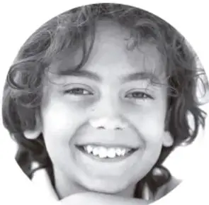 Fotografía de una niña sonriente con cabello rizado.