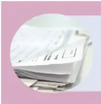 Documentos y gráficas sobre una mesa, relacionados con rendición de cuentas.