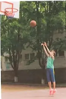 Fotografía de un jugador de baloncesto saltando para encestar.