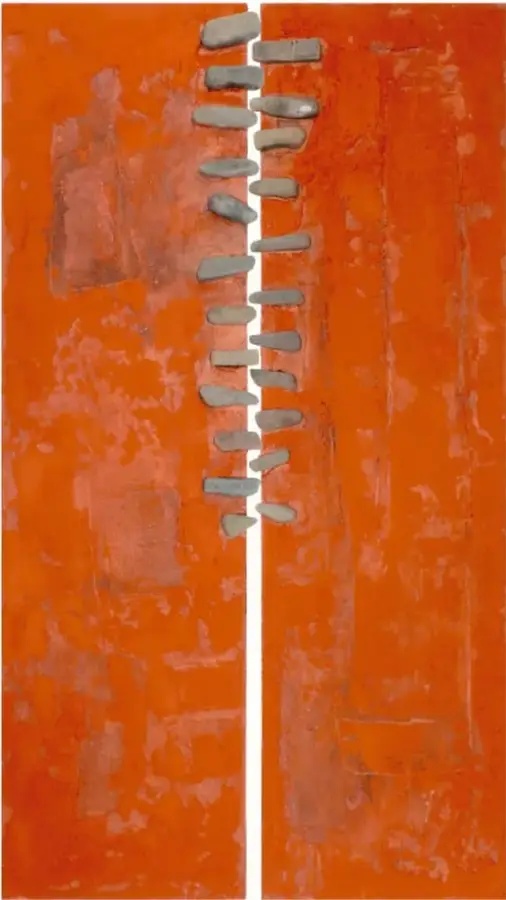Obra 'Achtli' (2011): dos paneles anaranjados con textura, unidos por una hilera vertical de piedras grises al centro.