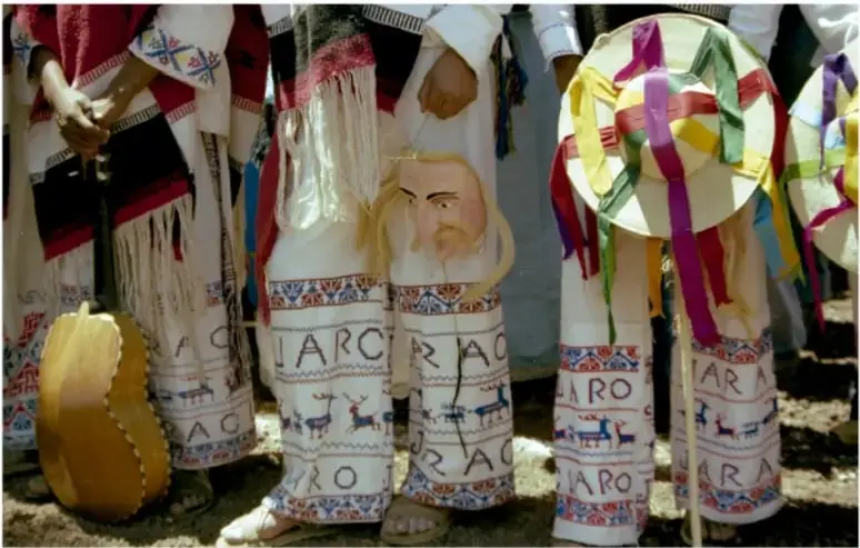 Fotografía de personas purépechas en traje tradicional bordado, con instrumentos musicales y sombrero con listones de colores, en Cherán, Michoacán, 1978, por Ramón Jiménez (CDI).