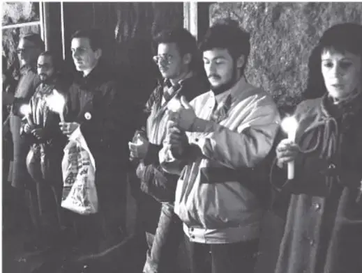 Fotografía en blanco y negro de un grupo de personas en una tienda o mercado, posiblemente comprando alimentos.