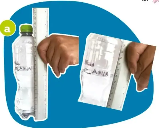 Manos sosteniendo una botella y una bolsa con agua junto a una regla para medir el nivel.