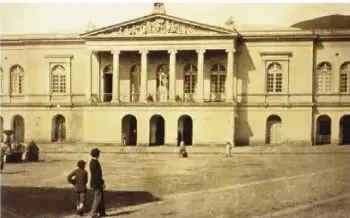 Fotografía histórica de la Plaza del Teatro Sucre en Quito a finales del siglo XIX.