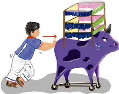 Ilustración de un niño empujando, en el sentido de una flecha roja hacia la derecha, un objeto con forma de vaca morada con manchas, montado sobre ruedas. Crédito: Fátima Sandra Rubiales Sánchez, ESTADO DE MÉXICO.