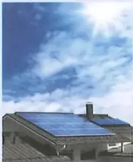 Fotografía de paneles solares instalados en el techo de una vivienda.