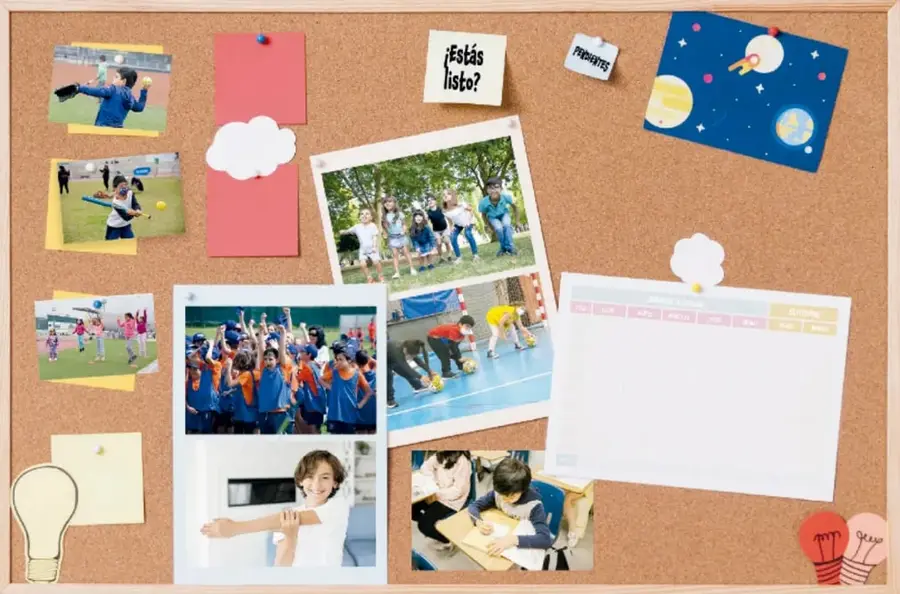 Corcho escolar con fotografías de niños practicando deportes, notas adhesivas, un calendario y tarjetas con las palabras '¿Estás listo?' y 'PARENTS'.