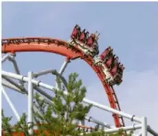 Montaña rusa que ejemplifica la energía mecánica.