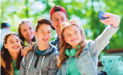 Grupo de adolescentes y amigos tomándose una fotografía; representa la importancia de la amistad durante la pubertad.