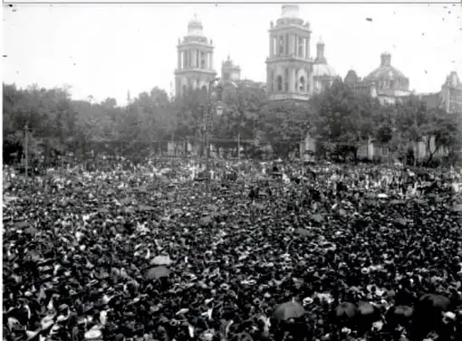 Fotografía de una multitud en la Plaza de la Constitución durante la entrada de Madero a la capital.