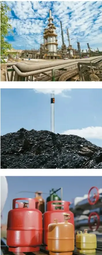 Refinería de petróleo con torres de destilación y tuberías bajo un cielo nublado.