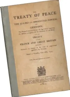 Fotografía de la portada del documento 'Treaty of Peace' (Tratado de Paz) entre las potencias aliadas y Alemania, firmado en Versalles en 1919.