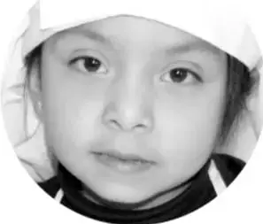 Fotografía circular en blanco y negro de una niña con un gorro o prenda blanca en la cabeza.