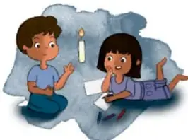 Dos niños recostados leyendo o dibujando junto a una vela encendida, representando el alumbrado con vela.