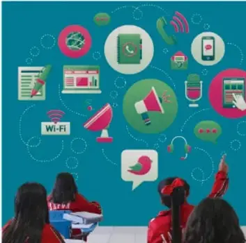 Fotografía de estudiantes frente a una pared con íconos de medios de comunicación (Wi-Fi, megáfono, redes sociales, teléfonos, correo), representando las distintas fuentes de consulta y medios de comunicación.