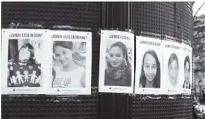 Carteles con rostros de personas desaparecidas, vinculados a la búsqueda de víctimas de trata.