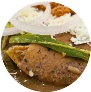 Plato con enfrijoladas.